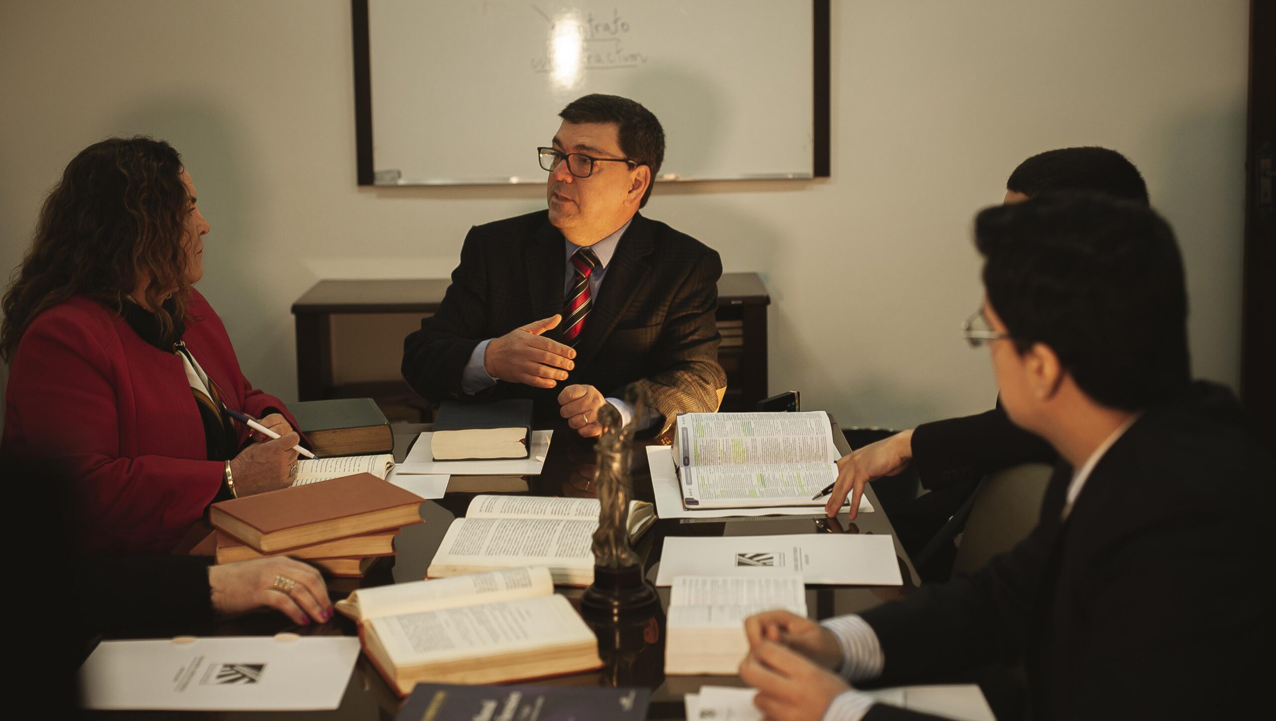 Dr. Eduardo Aurélio Pedroso em reunião com a equipe no escritório em Alegrete